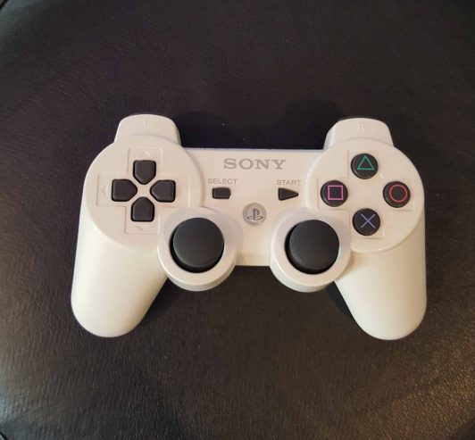 Deux manettes de PS3 blanches