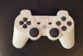 Deux manettes de PS3 blanches