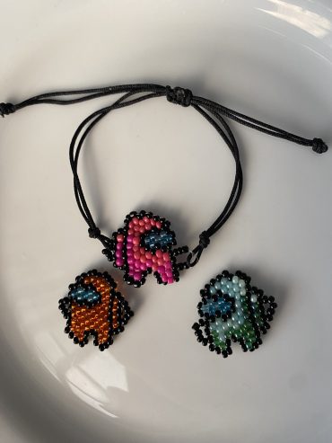3 bracelets among us